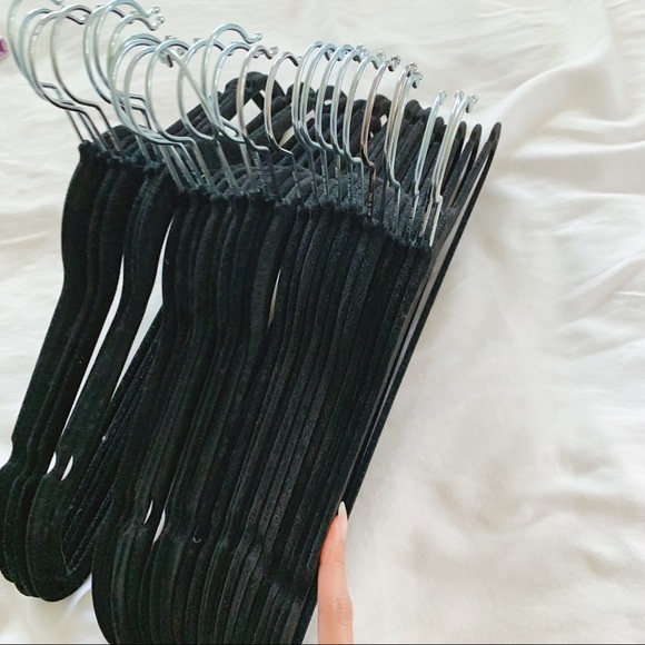 Like New↠Pack of 25 Non-Slip Velvet Hangers - Picture 3 of 3